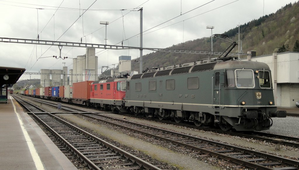 Die wappenlose Re 6/6 11663  Eglisau  wartet am 12.04.12 zusammen mit der Re 4/4  11275 und einem Container-Zug am Haken auf die Abfahrt in Rekingen. Der Zug wird spter den 17 km langen Blockabschnitt zwischen Koblenz und Laufenburg befahren.