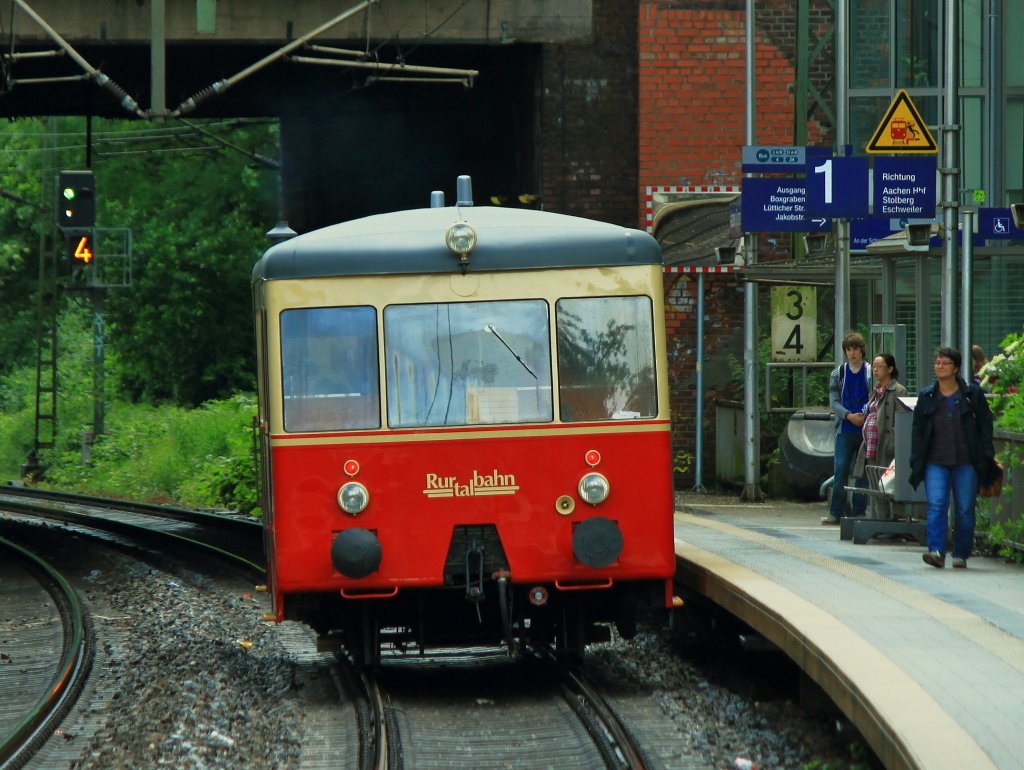 Die wartenden Fahrgste im Haltepunkt Aachen-Schanz schauen staunend und schmunzelnd am 06.06.2012 auf den Talbot Taunus (T1), mit dem das Institut fr Schienenfahrzeuge der RWTH Aachen eine Sonderfahrt von Aachen West ber Hbf und Rothe-Erde zum ehemaligen Talbotwerk in Aachen (heute Bombadier) macht. Dort wurde der Triebwagen 1952 gebaut, gehrt heute der Rurtalbahn und trgt die Nr.95 80 0301 041-1 D-RTB .