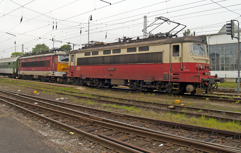 Die Wechselstrommaschine 242 231 hat zustzlich zum Schnellzug R924 nach Pilsen noch ihre Schwester 242 208 am Zughaken und am 28.09.2011 soeben auf die Minute pnktlich den Bahnhof Strakonice erreicht. 