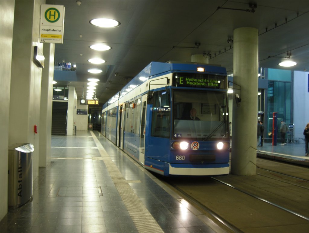 Die  Weihnachtslinie  fhrt nur in der Adventszeit Freitags bis Sonntags auf der Strecke Mensa - Mecklenburger Allee. Sie entlastet damit ein wenig die hoffnungslos berfllten Bahnen, die den Weihnachtsmarkt in der Innenstadt anfahren.
Rostock, Hst. Hauptbahnhof (Tunnel), 05.12.2009