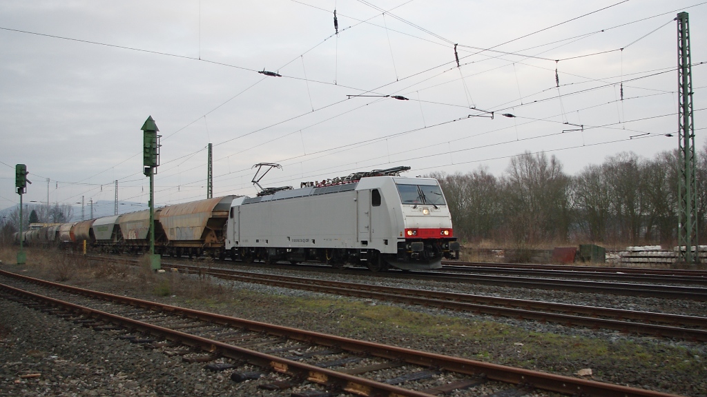 Die weie 186 238-2 bespannte am 24.02.2011 einen Getreidezug in Richtung Sden. Aufgenommen in Eschwege West.