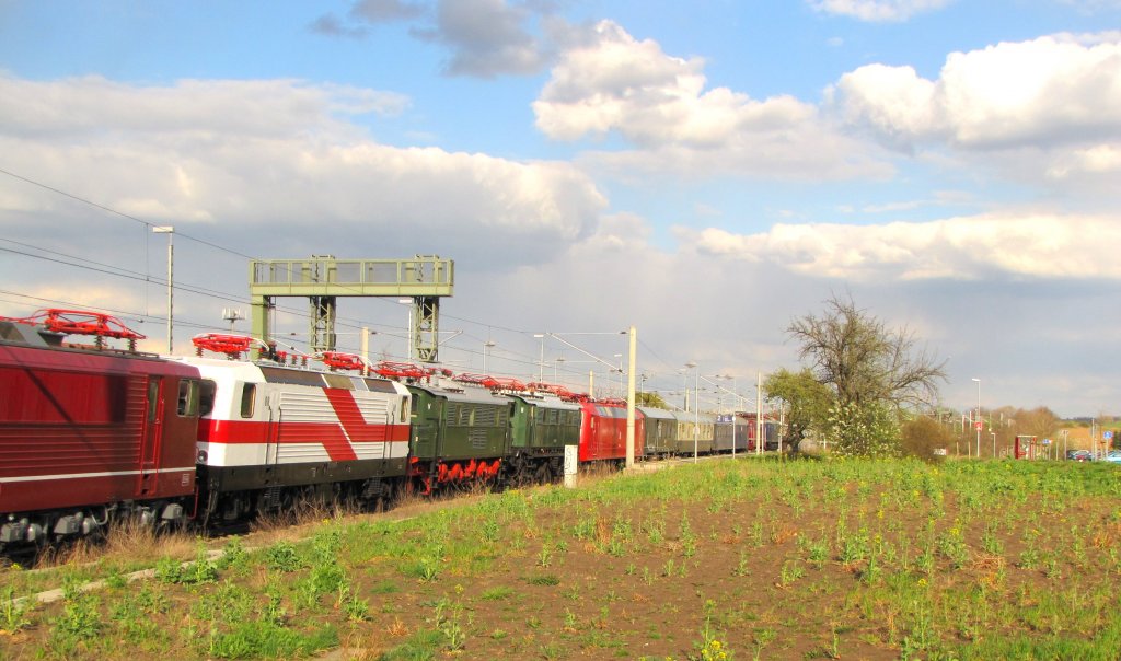 Die  Weie Lady  DR 212 001-2 (TEV 243 001-5) im DLr 5938 auf der Rckfahrt von Bochum-Dahlhausen nach Weimar, am 16.04.2012 in Erfurt-Vieselbach.