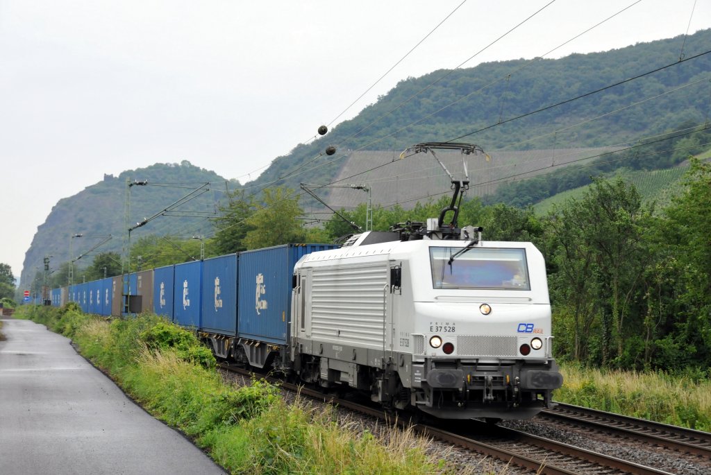 Die weie Prima E37528 von CBRail zieht die blaue Wand durch Leutesdorf. Aufgenommen am 25/06/2011.