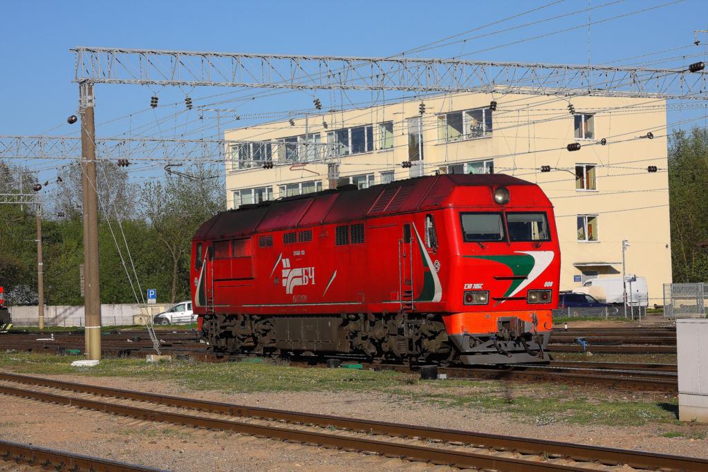 Die weirussische TEP 70 008 wartet am 25.2012 in der litauischen Hauptstadt
Vilnius auf ihre Rckleistung nach Minsk. Im Hauptbahnhof Vilnius endet der 
Einsatz der weirussischen Lokomotiven und es findet hier ein Lokwechsel statt.
