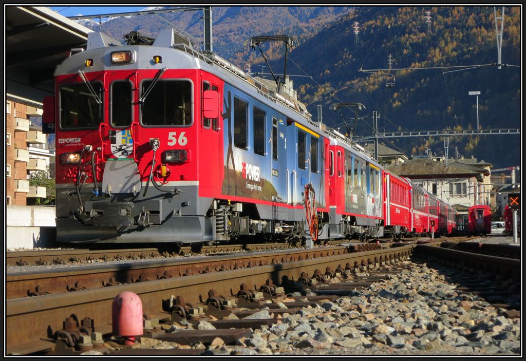 Die Weiterfahrt ab Tirano nach St.Moritz oder Chur im BerninaExpress 954 ist dann um einiges bequemer mit bedeutend mehr Beinfreiheit als in den engen ALe 803. Die ABe 4/4 III 56  Corviglia  und 55  Diavolezza  bespannen heute den BEX 954. (15.11.2012)