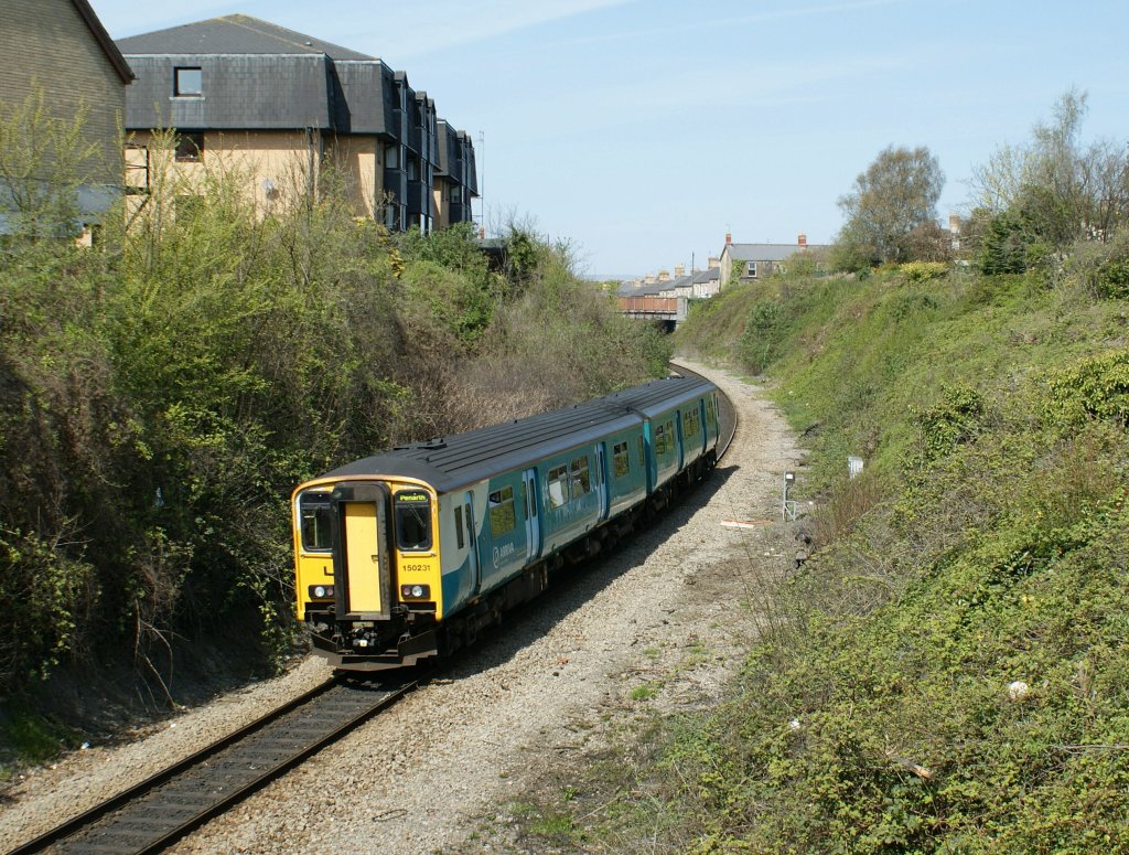 Die weitverbreiteten Dieseltriebzge der Class 150 besorgen den Regionalverkehr in hnlich den DB 628. Hier der 150 231 kurz nach der Abfahrt in Penarth am 21.04.2010