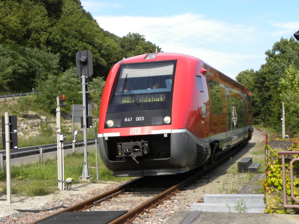 Die von Weizen kommende Regionalbahn (RB) 31398 mit halt beim Haltepunkt Wut�schingen. Diese Regionalbahn f�hrt jeweils an den Sonntagen von Anfang Mai bis Anfang Oktober. Dieser Zug macht in Weizen den Anschluss von der Sauschw�nzlebahn (Kursbuchlinie 12737) welche von Blumberg-Zollhaus nach Weizen f�hrt. Heute wird der Zug mit dem Dieseltriebwagen Nr. 95 80 0 641 003 – 8 welcher das Wappen von Waldshut-Tiengen tr�gt, gef�hrt. Die Strecke von Lauchringen bis Weizen ist ab Kilometer 0.271 an die Stadt Blumberg verpachtet. Der Zug f�hrt von Weizen bis nach Waldshut mit Halt an allen Haltepunkten. Einzig in Lauchringen f�hrt der Zug durch ohne zu halten. Fahrplan: Weizen ab 15:15 Uhr, Wut�schingen ab 16:03 Uhr, Waldshut an 16:35 Uhr. F�r wenige Streckenkilometer eine lange Fahrzeit. Landschaftlich jedoch lohnenswert. Aufnahmedatum: 22.08.2010.