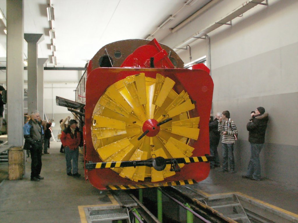 Die weltweit einzige noch in Betrieb stehende Dampfschneeschleuder Xrot 9213(SLM 1910)im Depot von Pontresina am 28.03.10.