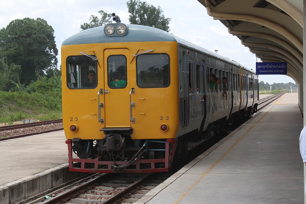 Die Wendepause von Zug 913 auf 914 wurde genutzt, um Schlergruppen erstmals in Ihrem Leben eine Bahnfahrt zu ermglichen. Dabei wurde vom Bf. Thanaleng ca. 2Km auf die Strecke und zurck gefahren. Die Begeisterung der jungen Leute war schon von Weitem hrbar. พซข.23 (พซข. = BTD/Bogie Trailer Diesel Railcar With Driving Cab, Hitachi/Nippon Sharyo, Bauj. 1971) wendet am 17.Juni 2011 im Bf. Thanaleng.