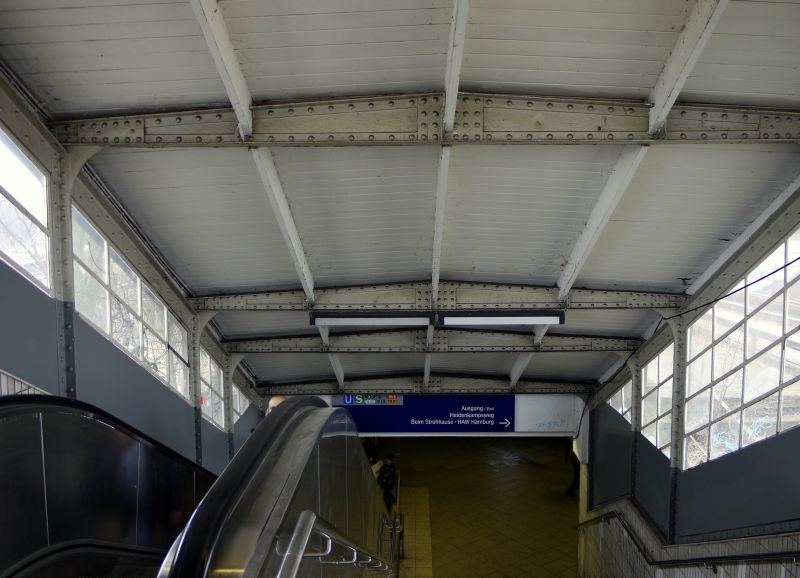 Die wenigen Reste der einst grnderzeitlichen Bahnhofsarchitektur werden vernachlssigt und verkommen. S-Bahnhof  Berliner Tor  in Hamburg, 11.3.2012