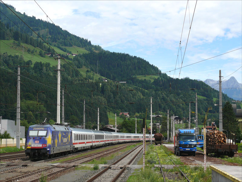 Die Werbelok 101 101  EUROPA  schiebt den EC 114  Wörthersee  (Klagenfurt - Dortmund) bei Ausfahrt aus St. Johann im Pongau; 29.7.2010 - Dieses Foto wurde selbstverständlich nicht vom Gleisbereich aus gemacht, sondern vom Vorsprung der Rampe hinter dem Gleisabschluss. 
