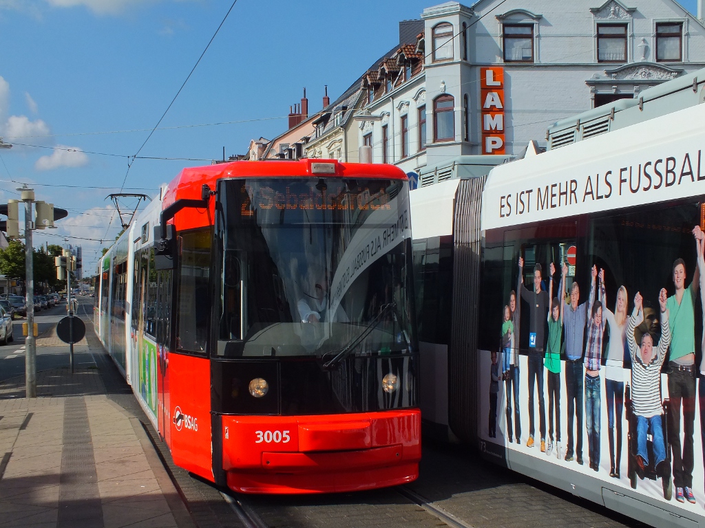 Die Werder Bremen Straenbahn mit dem Motto  Es ist mehr als Fussball, es ist mehr als Sport  spiegelt sich in der entgegenkommenden Straenbahn, aufgenommen am Waller Straenbahnhof in Walle, Bremen 11.8.12