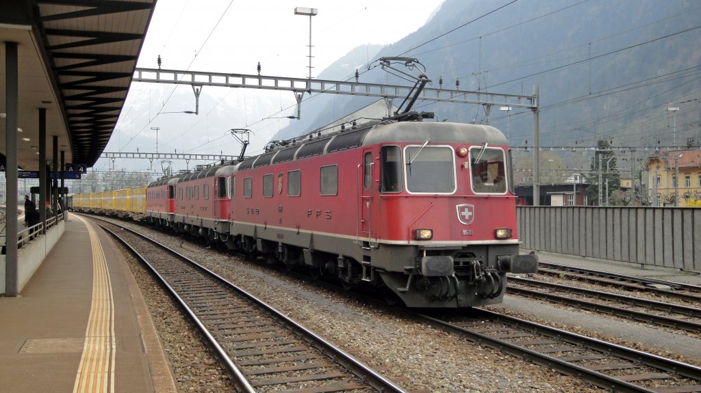 Die werktgliche Re 18/18 mit dem Postzug aus Cadenazzo steht am 15.04.10 in Erstfeld. Zugloks sind die 11681  immensee , die 11656  Travers  und die 11640  Mnchenstein  (von vorne n. h.). 