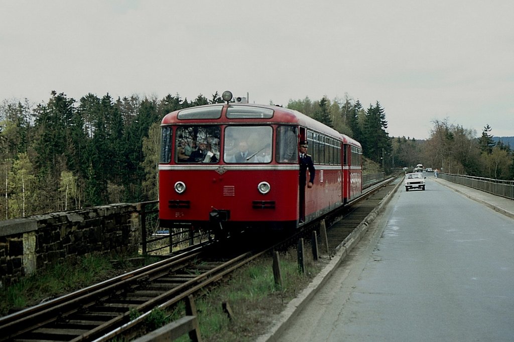 Die Wetterabrcke, ber eine Bucht der Bleilochtalsperre, war eine gemeinsame Brcke fr Strae und Eisenbahn. Am 04.05.1991 wurde sie von 795 240 + 995 019 als Sonderfahrt des DDM befahren. (KB-Dia)