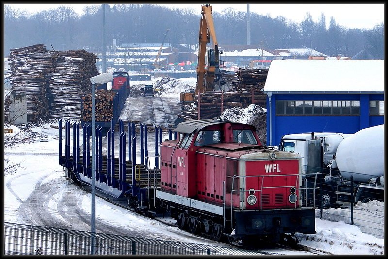 Die -WFL-V60  Lok 6  ist im Stralsunder Sdhafen in Sachen Holz unterwegs. am 19.02.10