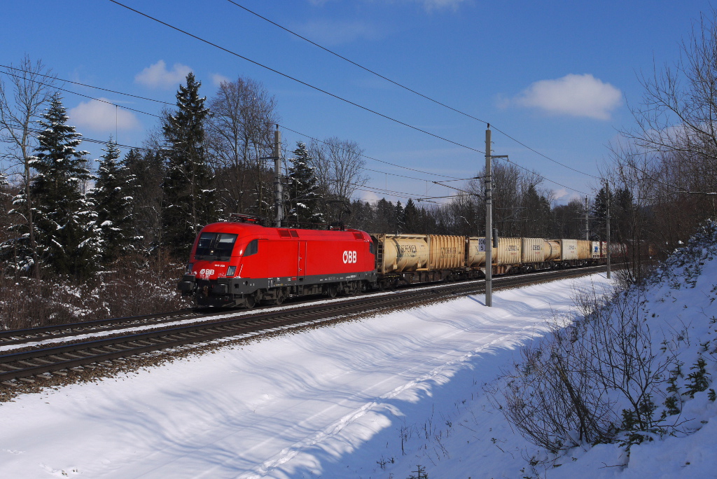 Die wie eine Speckschwarte glnzende BB 1016 030 zog am 10.02.13 den DG 54597 (Linz Vbf-Ost Reihungsgr - Villach Sd-Gvbf Einfahrgr) ber die Westbahn bei Hallwang-Elixhausen.