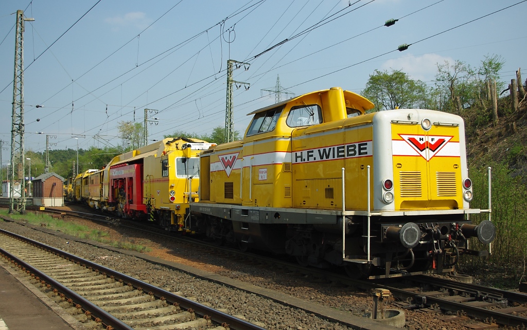 Die Wiebe 212 192 (Lok 3) rckt zum Osterwochenend-Baueinsatz aus. Hier in Eichenberg aus Osten kommend weiter Richtung Sden. Aufgenommen am 21.04.2011.