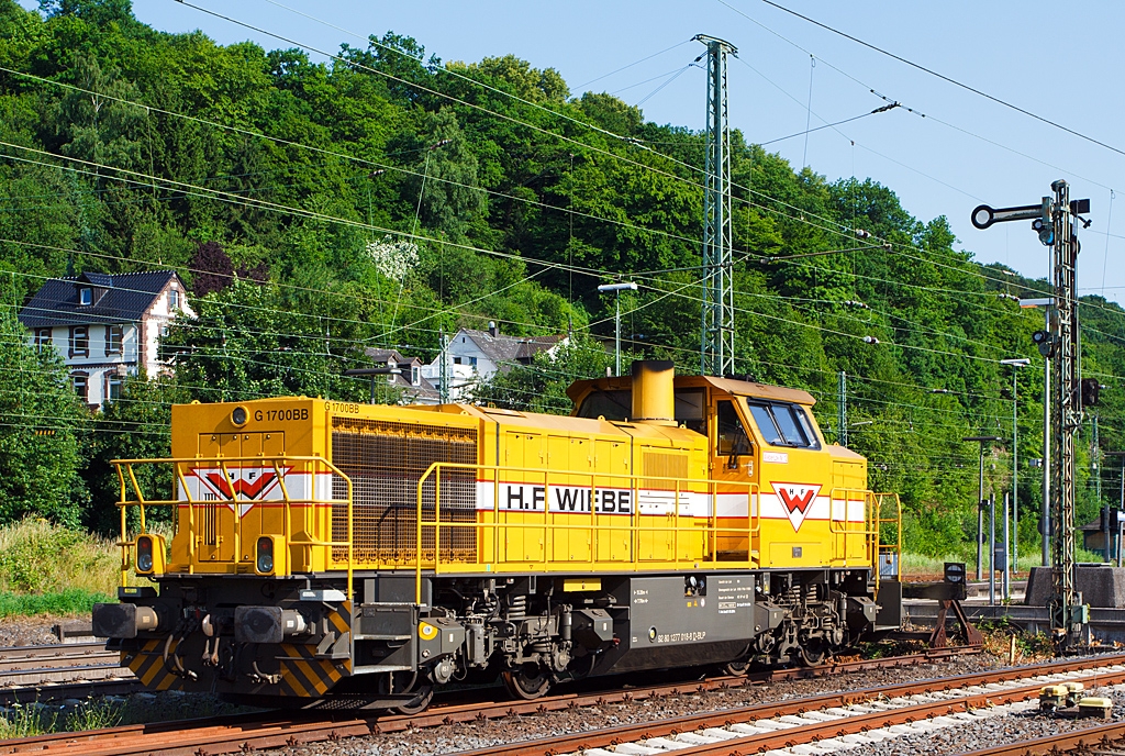 Die Wiebe-Lok Nr. 12 steht am 07.07.2013 beim Bahnhof Dillenburg. 
Die G 1700 BB-2 wurde 2007 bei Vossloh unter der Fabriknummer 5001679 gebaut und an BLP Wiebe Logistik GmbH, Achim geliefert. Sie hat die NVR-Nummer 92 80 1277 018-8 D-BLP sowie die EBA-Nummer EBA 02G24K 018