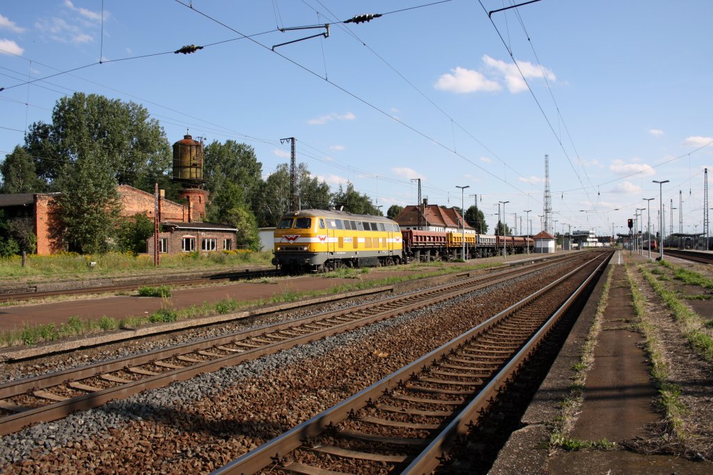 Die Wiebe Lok Nr. 6 (216 032-3) mit Bauzug durch Großkorbetha am 12.08.2012