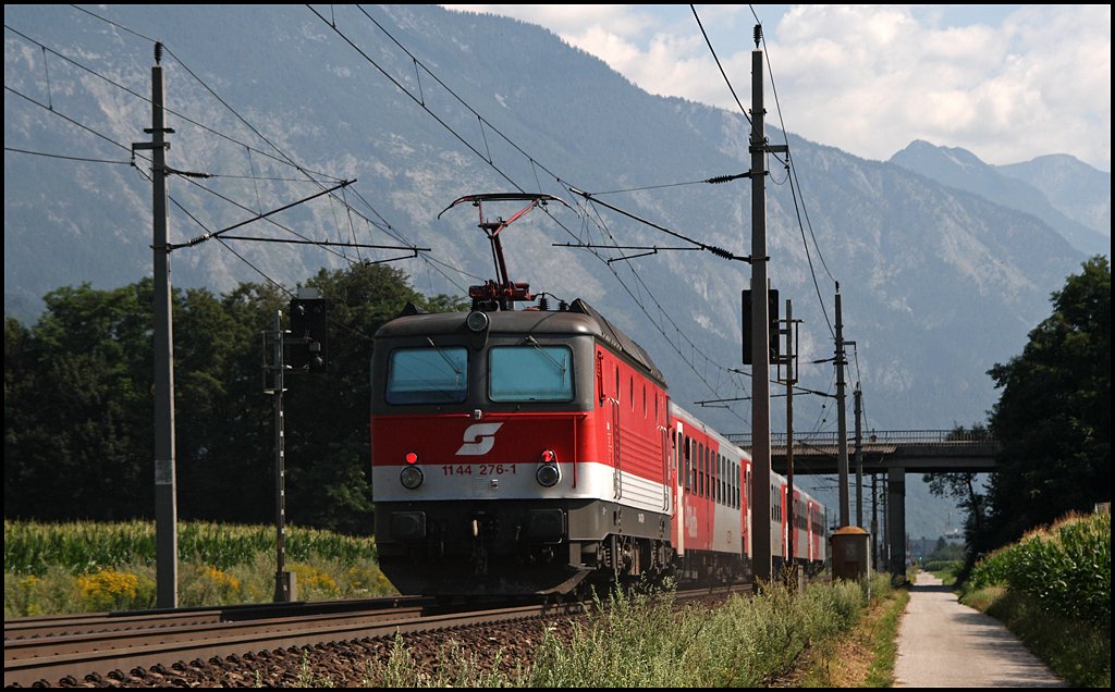 Die Wien Westbahnhofer 1144 276 besitzt noch ihren „Pflatsch“ und schiebt den REX 1509  betriebliche-altersvorsorge.at   bei Schwaz in Richtung Wrgl. (07.08.2009)
