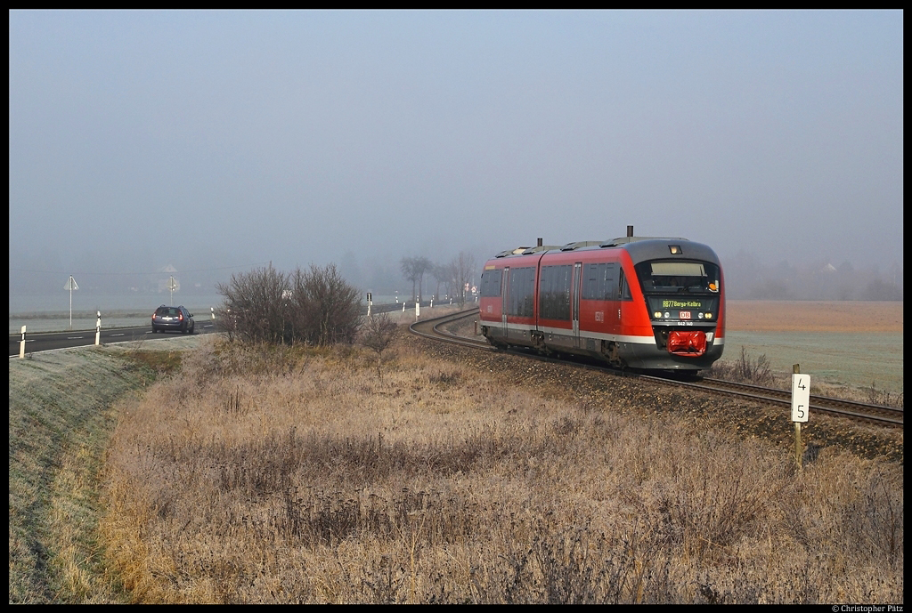 Die Wiesen bei Uftrungen sind noch vom Rauhreif bedeckt als 642 140 mit gem�chlichen 40 km/h Richtung Berga-Kelbra rollt. (13.11.2011)
