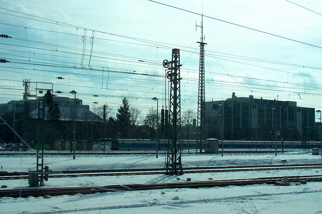 Die winterlichen Gleisanlagen mit abgestellten Talgo Nachtzugwagen, am 15.02.2009 in Mnchen Ostbahnhof.