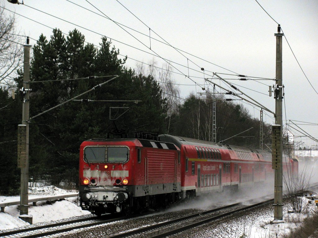 Die Winterserie (2): ber solche Schneemengen lcheln wir zur Zeit nur mde, als am 21.12. bei der RB 14 nach Calau der Stw schlapp machte, konnte ich mich aber ber diese Garnitur freuen. Vordere Lok unbekannt und hinten schiebt 143 566-8.