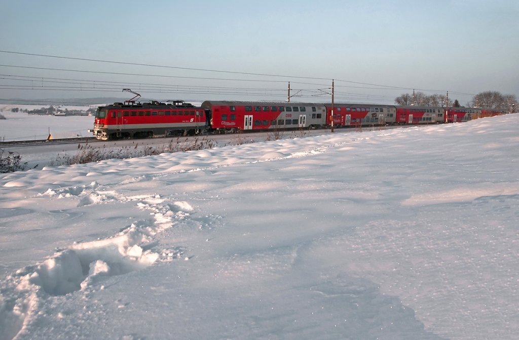 Die Wintersonne stand schon ziemlich tief, als 1142 704 mit REX 1627  Oskar Kokoschka  Richtung Wien unterwegs war. Neulengbach, 04.12.2010.