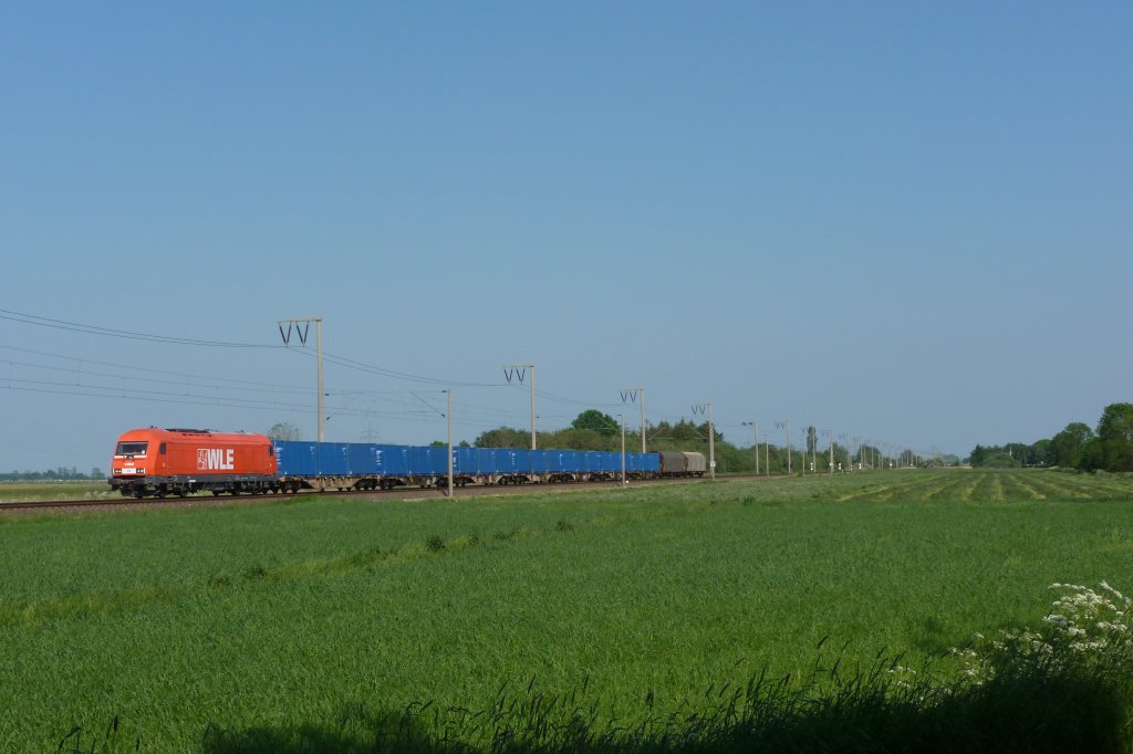 Die WLE 22 fuhr am 25.05.2012 mit der  blauen Wand  nach Emden, hier bei Petkum.