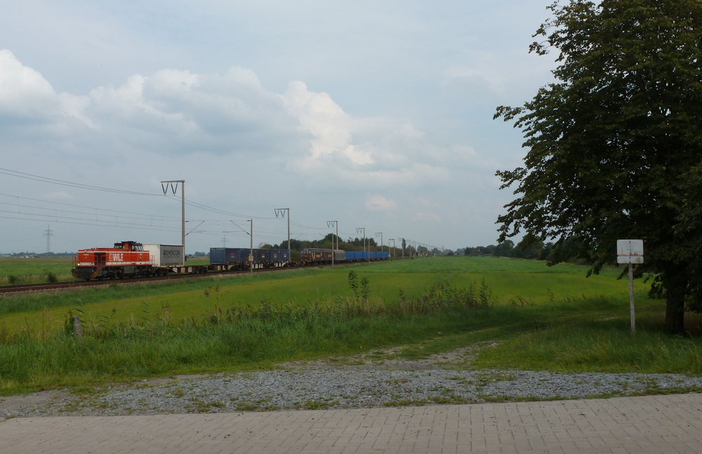 Die WLE 53 fuhr am 24.08.2012 mit einem Gterzug aus dem Sden nach Emden, hier bei Petkum.