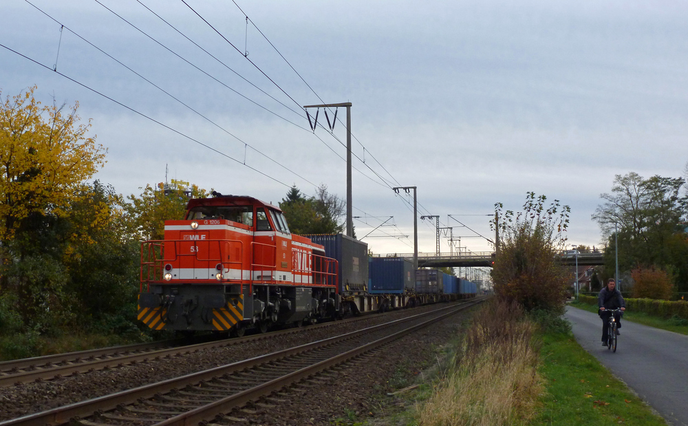 Die WLE 53 fuhr am 26.10.2012 mit einem Containerzug aus dem Sden nach Emden, hier in Leer.