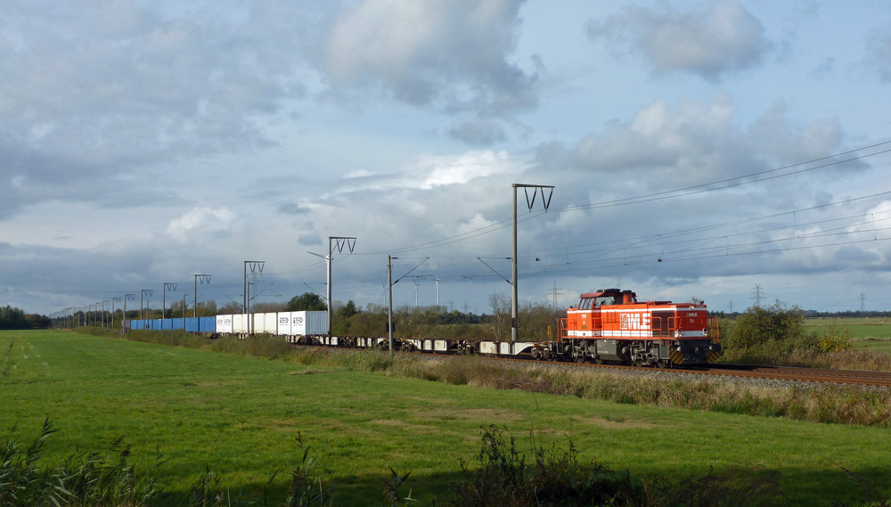 Die WLE 53 fuhr am 30.10.2012 mit einem Containerzug von Emden gen Sden, hier bei Petkum.
