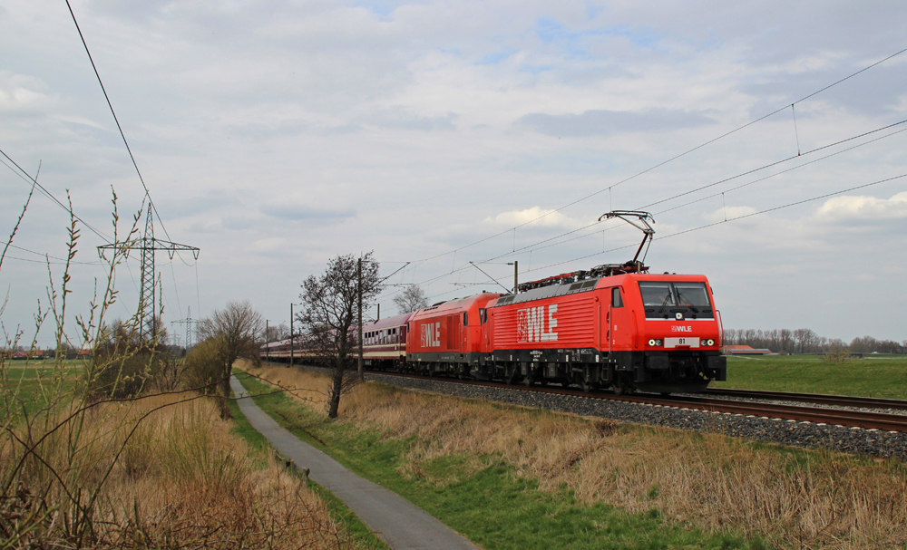 Die WLE 81 und WLE 23 fuhren am 21.04.2013 mit einem Partyzug von Norddeich Mole (Wilhelmshaven) nach Kln, hier sdlich von Leer.