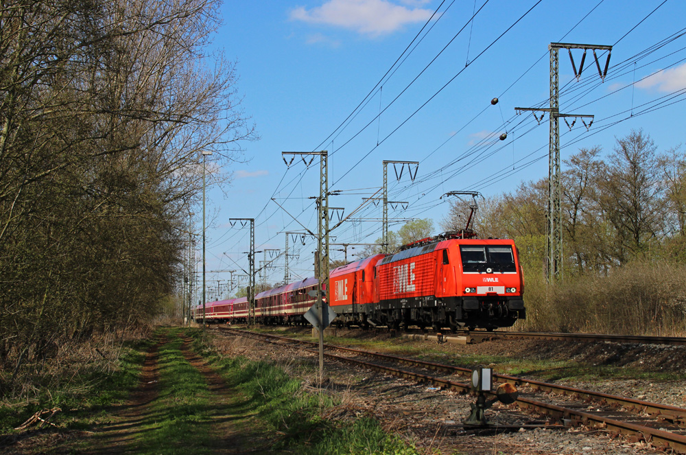 Die WLE 81 und WLE 23 fuhren am 28.04.2013 mit einem Partyzug von Norddeich Mole (Wilhelmshaven) nach Kln, hier in Leer.