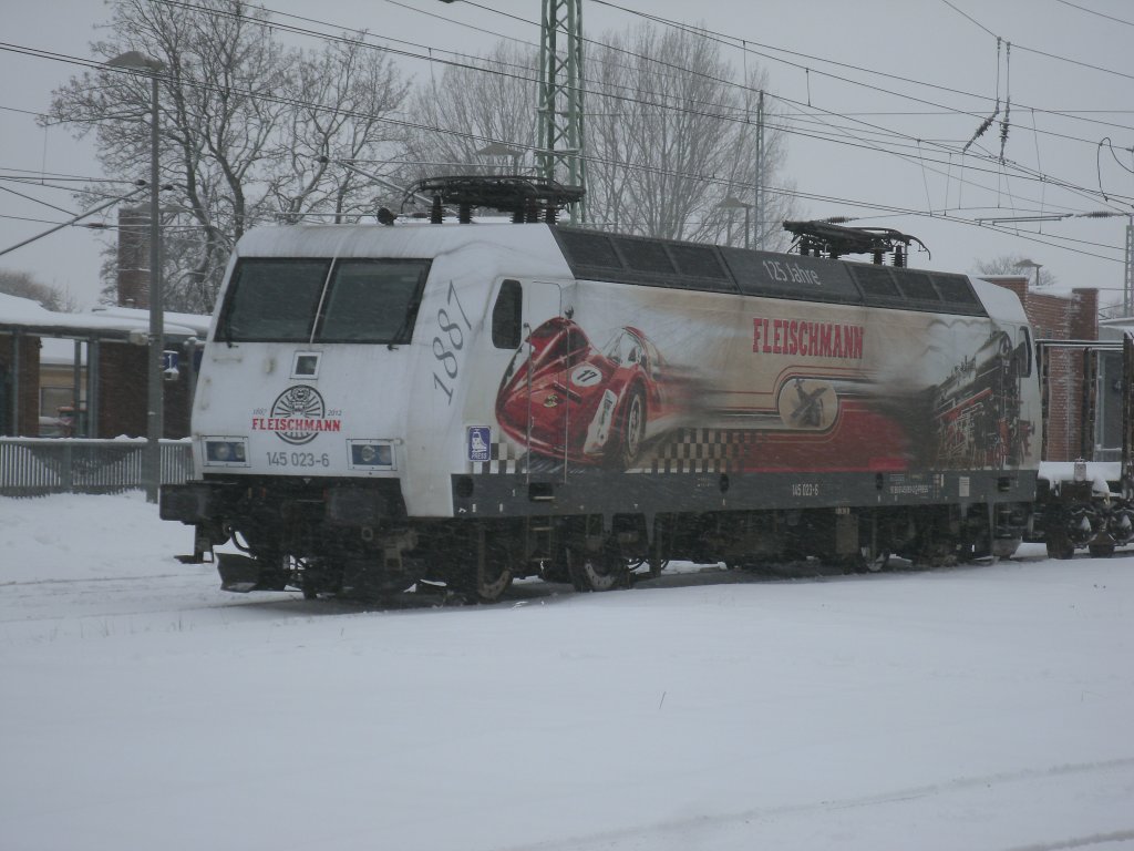 Die wohl schnste E-Lok Deutschland`s:die PRESS 145 023,am 10.Dezember 2012,im verschneiten Bergen/Rgen.