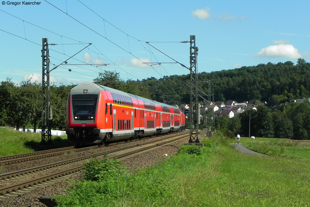 Die wohl schnste Stelle an der Strecke Neckarelz-Osterburken gibt es zwischen den Stationen Dallau und Neckarburken. Im Bild der umgeleitete RE 4931 (Wrzburg-Stuttgart ber Neckarelz) bei Neckarburken. Schublok ist 146 226-6. Aufgenommen am 10.09.2011.