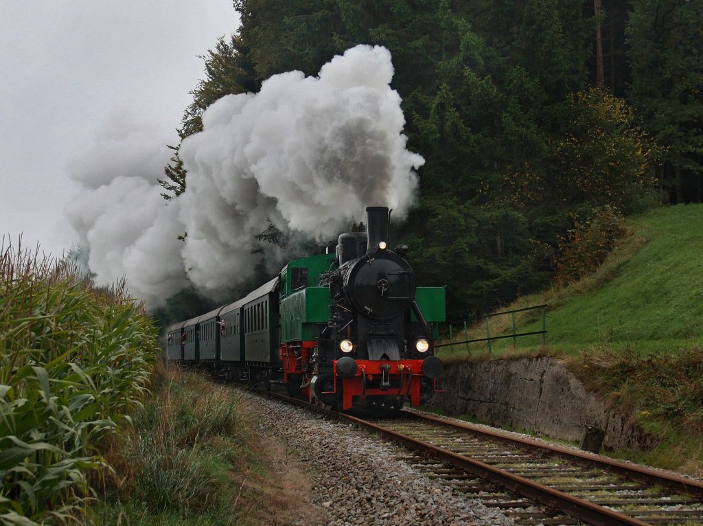 Die WTK 4 am 02.10.2010 mit einem Sonderzug unterwegs auf der Ampflwanger Museumsbahn. 