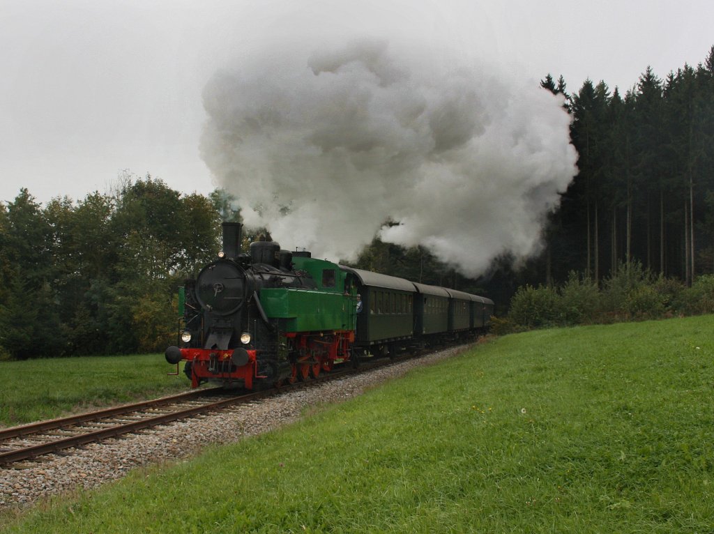 Die WTK 4 am 02.10.2010 mit einem Sonderzug unterwegs auf der Ampflwanger Museumsbahn. 

