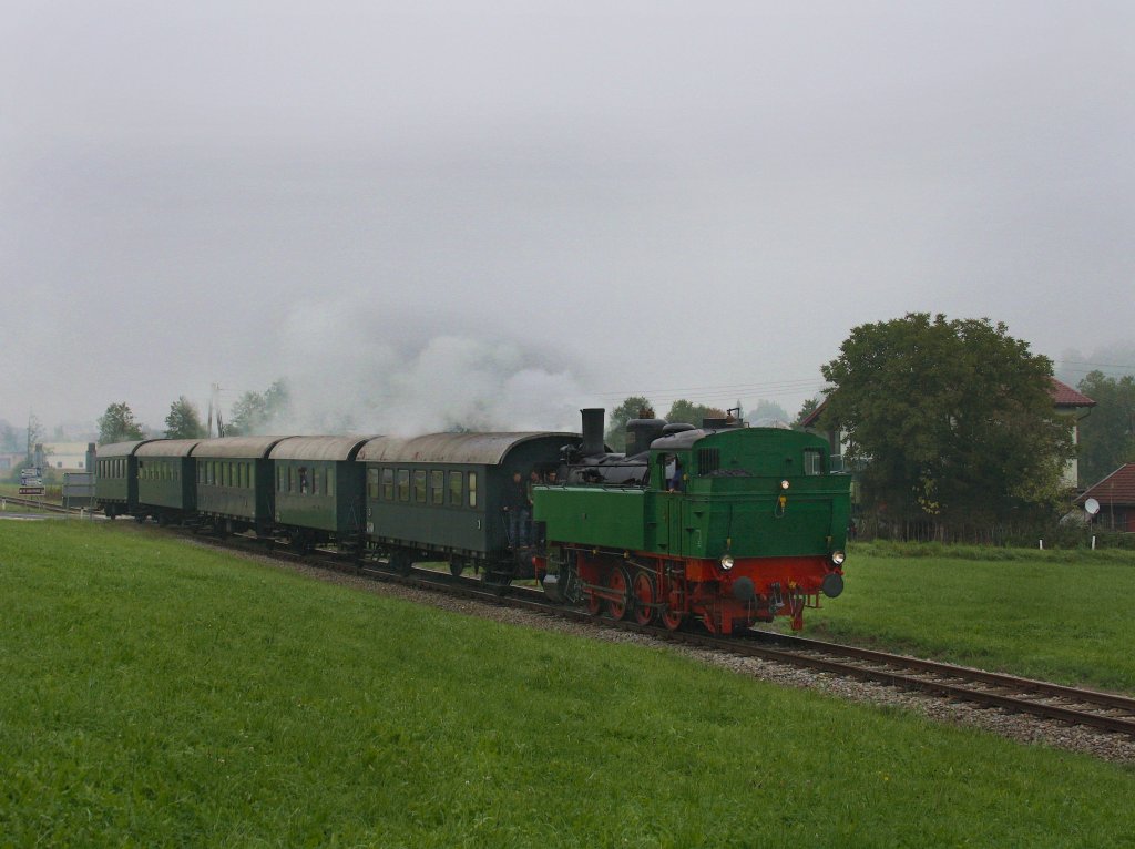 Die WTK 4 am 02.10.2010 mit einem Sonderzug unterwegs auf der Ampflwanger Museumsbahn. 
