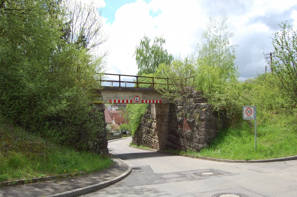 Die wrttembergische Schwarzwaldbahn am 11. Mai 2013 an der Eisenbahnbrcke am Haltepunkt Ostelsheim.
