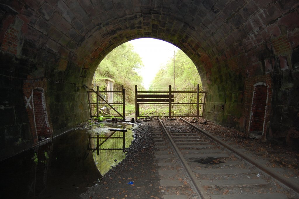 Die wrttembergische Schwarzwaldbahn am 11. Mai 2013 bei Althengstett im Tunnel.

