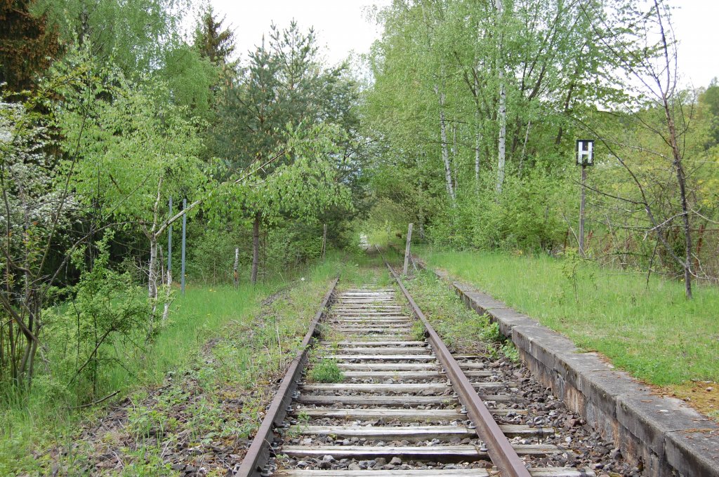 Die w�rttembergische Schwarzwaldbahn am 11. Mai 2013 am Haltepunkt Ostelsheim.

