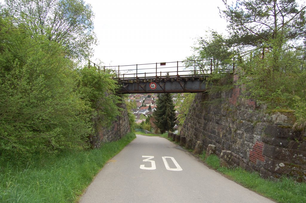 Die wrttembergische Schwarzwaldbahn am 11. Mai 2013 an der Eisenbahnbrcke in der Nhe von Ostelsheim.