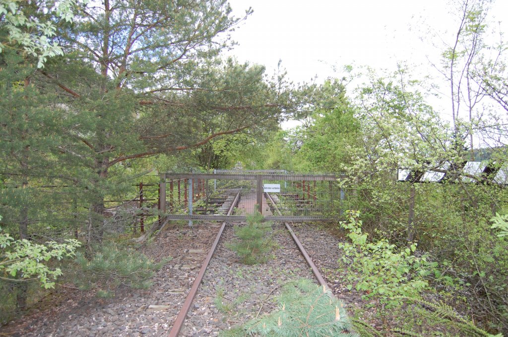 Die w�rttembergische Schwarzwaldbahn am 11. Mai 2013 an der Eisenbahnbr�cke in der N�he von Ostelsheim.

