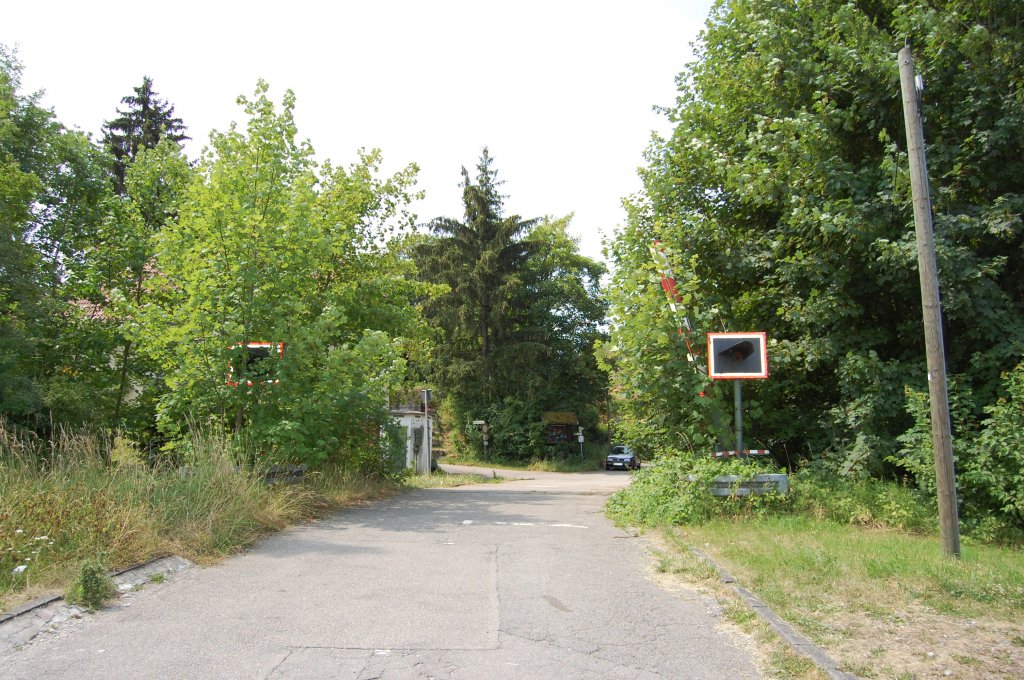 Die w�rttembergische Schwarzwaldbahn am 14. Juli 2013 am Bahn�bergang bei Weil der Stadt.