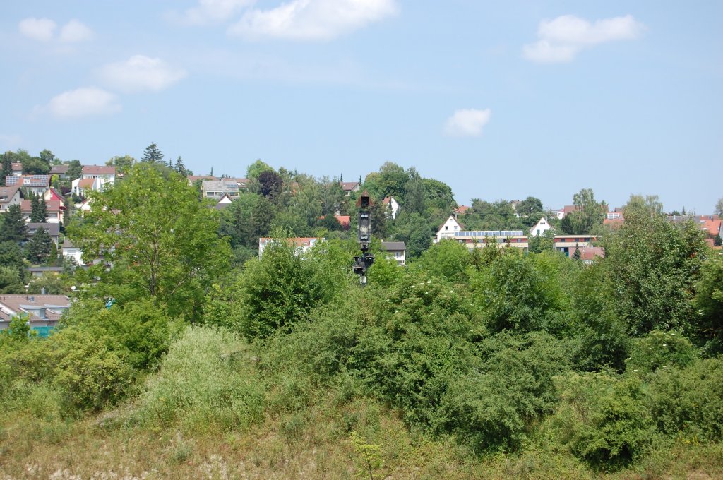 Die wrttembergische Schwarzwaldbahn am 14. Juli 2013 bei Weil der Stadt. Im Hintergrund befindet sich das Einfahrsignal.