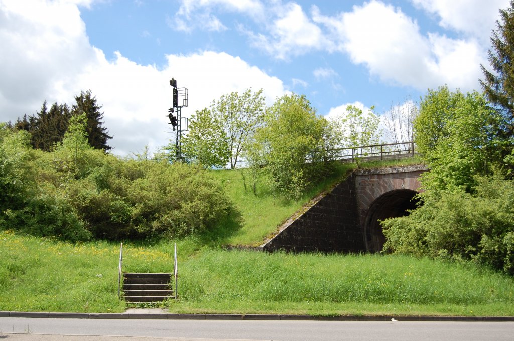 Die wrttembergische Schwarzwaldbahn am 18. Mai 2013 bei Weil der Stadt. 
