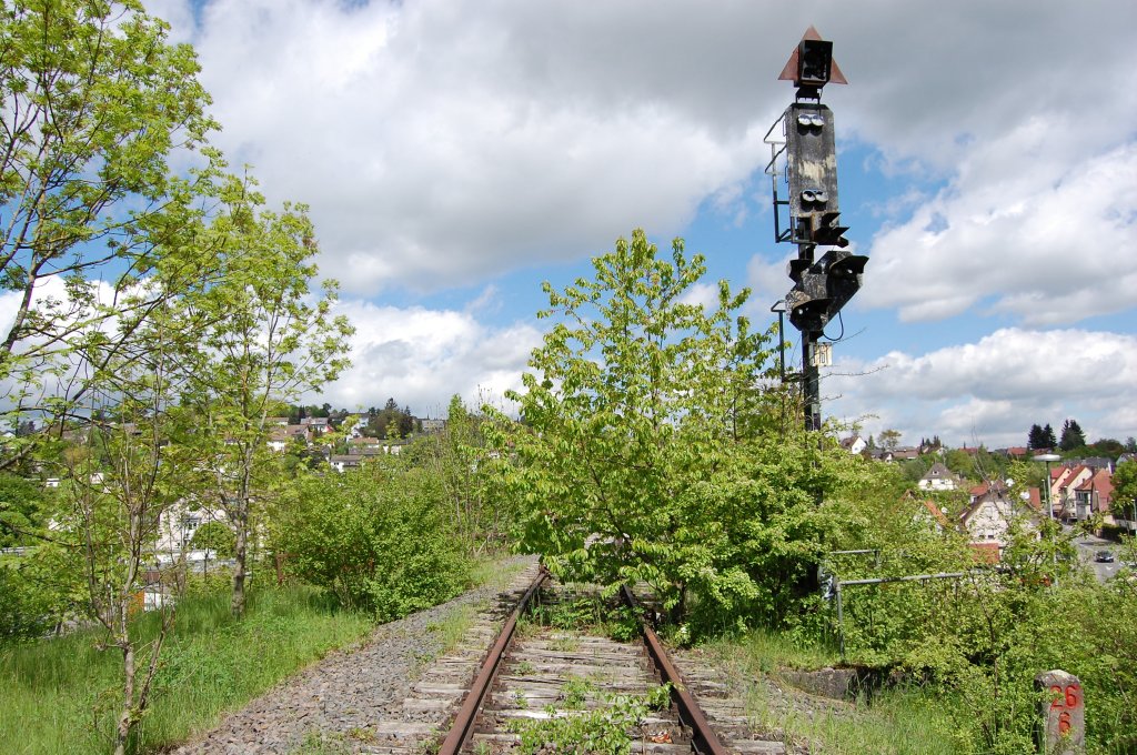 Die wrttembergische Schwarzwaldbahn am 18. Mai 2013 bei Weil der Stadt. 
