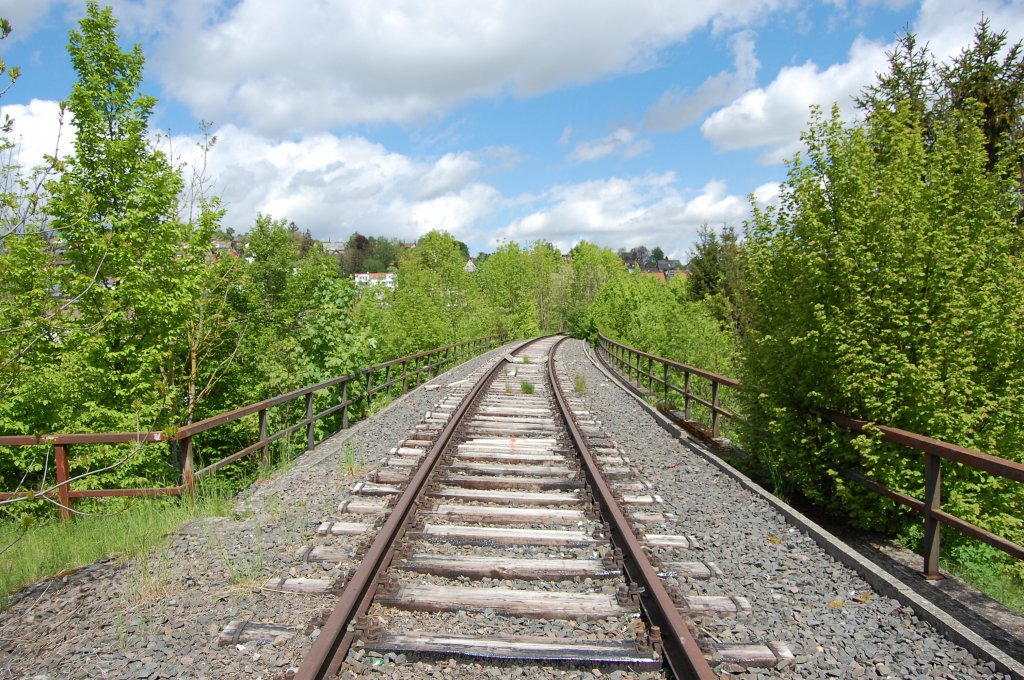 Die wrttembergische Schwarzwaldbahn am 18. Mai 2013 an der Eisenbahnbrcke kurz vor Weil der Stadt.