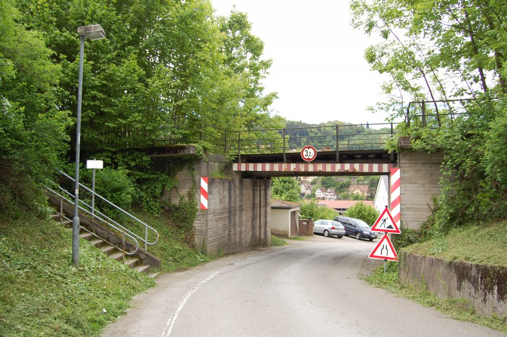 Die wrttembergische Schwarzwaldbahn am 27. Mai 2013 an einer Eisenbahnbrcke in Calw.